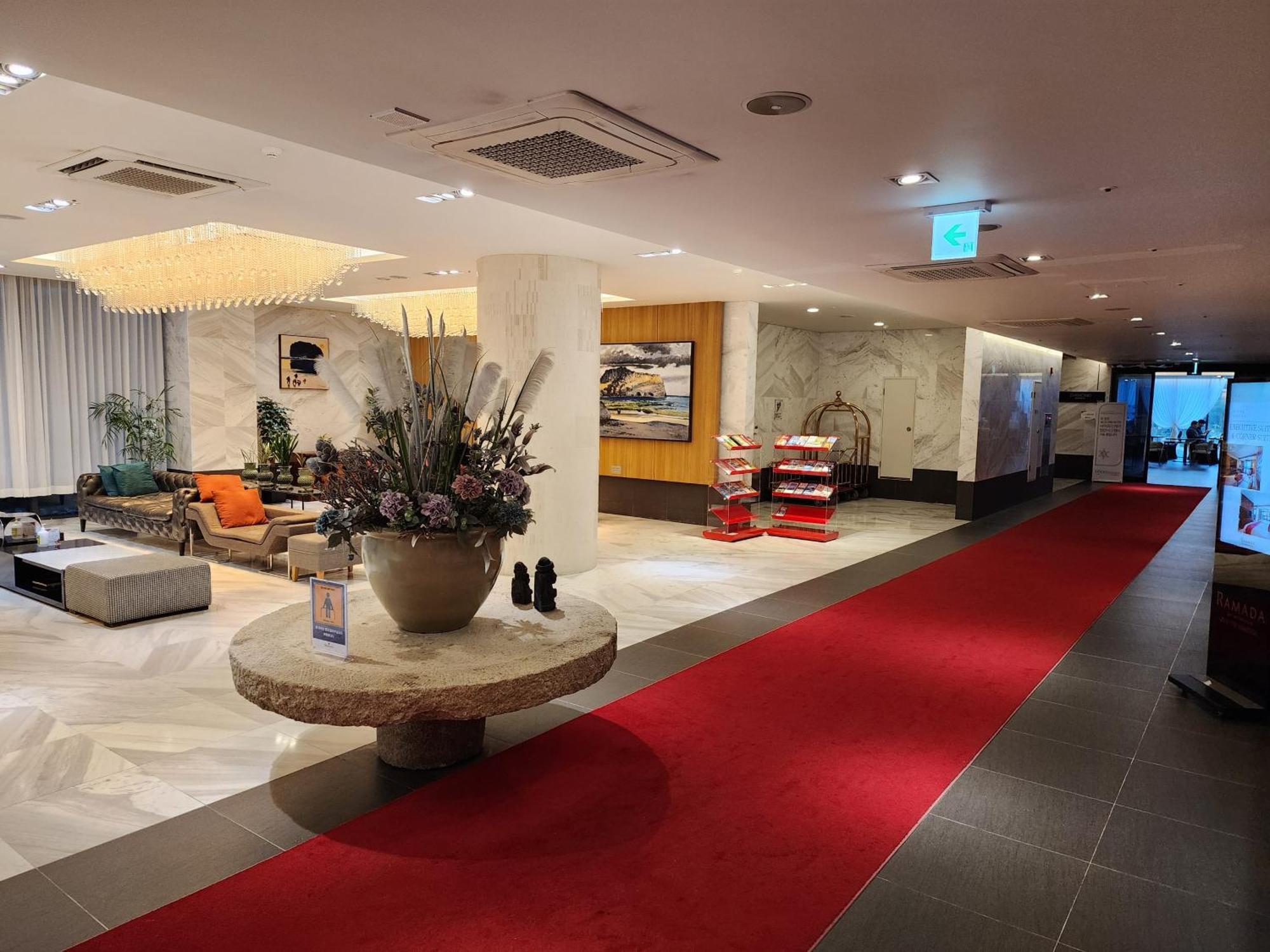 Hotel Ramada By Wyndham Jeju Hamdeok Exterior foto