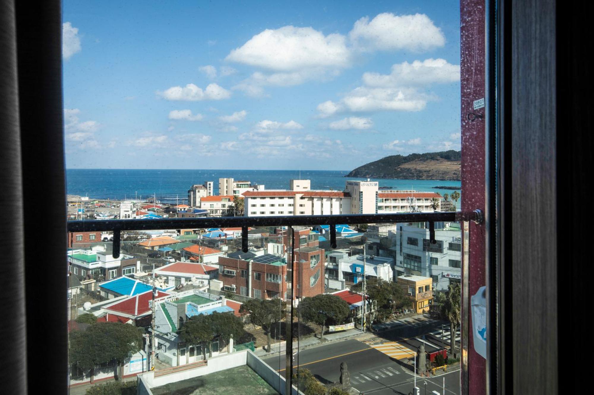 Hotel Ramada By Wyndham Jeju Hamdeok Exterior foto